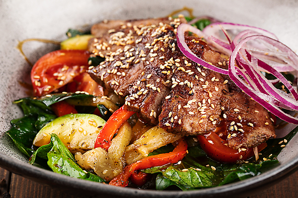 포토 JPG 해외이미지 음식 채소 부분 양파 건강 육류 요리 사람없음 가로 식당 식사 샐러드 소고기 튀김 사발 굽기 준비 깨 점심식사 해외포토 식재료 상점 조미료 사기그릇 구이 파일형식 이미지허브