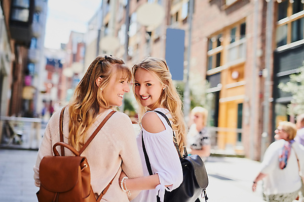 포토 JPG 해외이미지 주간 여자 거리 함께함 상반신 성인 야외 두명 옆모습 뒷모습 아웃포커스 친구 팔짱 우정 뒤돌아보기 즐거움 성인여자만 해외포토 자연요소 감정 뷰포인트 컨셉 관계 모션 촬영기법 사람 여자만 성인만 파일형식 이미지허브