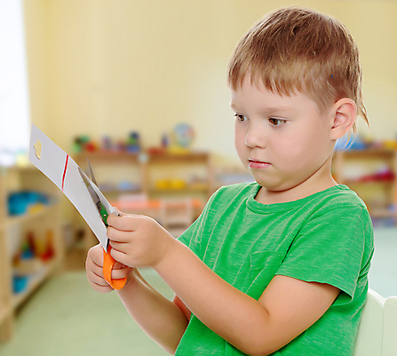 포토 JPG 해외이미지 남자 종이 어린이 한명 들기 소년 상반신 옆모습 자르기 소년한명만 해외포토 1 뷰포인트 모션 사람 남자한명만 소년만 파일형식 이미지허브