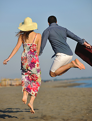 포토 JPG 해외이미지 주간 전신 백인 부부 커플 원피스 여자 남자 행복 함께함 사랑 들기 성인 해변 야외 두명 뒷모습 여름휴가 바캉스 여행가방 점프 신혼여행 여름옷 성인만 해외포토 자연요소 서양인 옷 감정 바다 뷰포인트 결혼 컨셉 가방 관계 모션 휴가 사람 파일형식 여름_계절 이미지허브