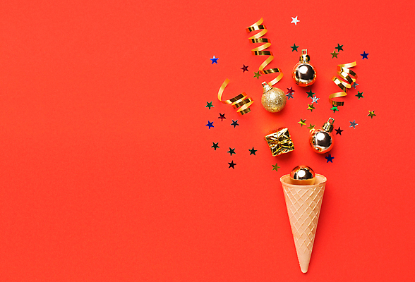 포토 JPG 해외이미지 별 리본 실내 사람없음 선물상자 하이앵글 파티 축하 즐거움 콘아이스크림 빨간배경 오너먼트 카피스페이스 해외포토 자연요소 감정 뷰포인트 백그라운드 컨셉 크리스마스장식 아이스크림 선물 이벤트 내부 빨간색 상자 공백 파일형식 이미지허브