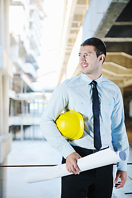 포토 JPG 해외이미지 남자 건축 건설업 한명 들기 상반신 성인 앞모습 건설현장 비즈니스맨 엔지니어 안전모 건축가 성인남자한명만 해외포토 직업 1 산업 뷰포인트 비즈니스 모션 사람 직장인 기술자 헬멧 안전장비 남자한명만 성인남자만 파일형식 이미지허브