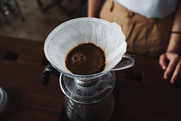 포토 JPG 해외이미지 여자 실내 한명 상반신 성인 앞모습 아웃포커스 기다림 드립커피 핸드드립 성인여자한명만 해외포토 1 커피 뷰포인트 모션 촬영기법 사람 내부 커피용품 여자한명만 성인여자만 파일형식 이미지허브