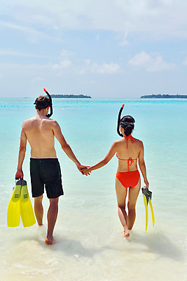 포토 JPG 해외이미지 주간 전신 라이프스타일 커플 여자 남자 수영복 데이트 휴식 사랑 들기 성인 해변 야외 두명 뒷모습 여름 걷기 손잡기 맑음 물안경 오리발 성인만 해외포토 자연요소 옷 계절 감정 바다 뷰포인트 컨셉 관계 모션 날씨 사람 생활 수영용품 파일형식 이미지허브