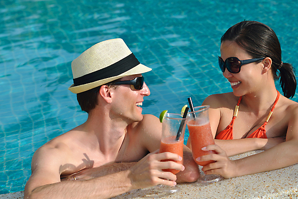 포토 JPG 해외이미지 커플 여자 남자 수영복 음료 휴식 잔 수영장 빨대 상반신 성인 두명 옆모습 선글라스 마주보기 수영 건배 성인만 해외포토 식기 옷 안경 뷰포인트 컨셉 관계 모션 사람 수상스포츠 파일형식 이미지허브