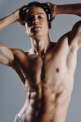 포토 JPG 해외이미지 백인 응시 남자 포즈 회색배경 실내 한명 상반신 성인 앞모습 손들기 땀 근육질 성인남자한명만 땀흘리기 바디프로필 해외포토 서양인 1 시선 뷰포인트 백그라운드 컨셉 모션 근육 사람 내부 헬스 회색 몸매 남자한명만 성인남자만 파일형식 이미지허브