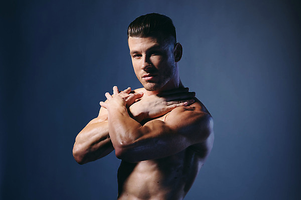 포토 JPG 해외이미지 응시 남자 포즈 실내 한명 상반신 성인 옆모습 근육질 성인남자한명만 어깨에손 남색배경 바디프로필 해외포토 1 시선 뷰포인트 백그라운드 모션 근육 사람 내부 헬스 남색 몸매 남자한명만 성인남자만 파일형식 이미지허브