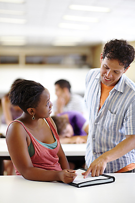 포토 JPG 해외이미지 학생 라이프스타일 응시 여자 교육 남자 행복 학교 실내 서기 앉기 상반신 20대 성인 두명 옆모습 아웃포커스 스터디 우정 가리킴 책상 성인만 해외포토 시선 감정 뷰포인트 가구 모션 촬영기법 사람 손짓 청년 내부 생활 친구 학습 파일형식 이미지허브