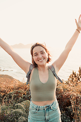 포토 JPG 해외이미지 주간 여자 행복 여행 휴식 한명 미소 웃음 상반신 성인 야외 앞모습 만세 혼자 성인여자한명만 해외포토 자연요소 1 감정 뷰포인트 컨셉 모션 표정 사람 여자한명만 성인여자만 파일형식 이미지허브