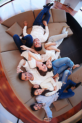 포토 JPG 해외이미지 백인 라이프스타일 커플 응시 여자 남자 행복 여유 거실 가족 주택 함께함 실내 대화 미소 사람 성인 사람없음 내부 친구 소파 파티 카메라 우정 기쁨 방 흰색 그룹 군중 정상 포인트 리빙 어안 해외포토 서양인 시선 감정 컬러 컨셉 의자 관계 표정 말하기 이벤트 건물 생활 금융 전자제품 파일형식 이미지허브