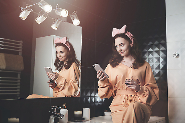 포토 JPG 해외이미지 라이프스타일 응시 여자 행복 얼굴 신체 오렌지 통신 주택 건강 가면 성인 사람없음 치료 스마트폰 뷰티 반사 검은색 스파 목욕 화장품 거울 방 욕실 흰색 신선 네트워크 피부 크림 활 중독 내추럴 돌봄 보습 소셜 수분크림 완벽 위생관리 신청 해외포토 시선 감정 컬러 컨셉 과일 의학 모션 관리 사람 건물 생활 신체부위 핸드폰 스마트기기 청결 파일형식 이미지허브