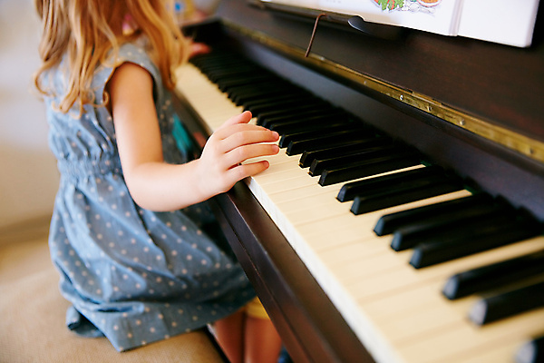 포토 JPG 해외이미지 서양인 여자 어린이 연주 실내 한명 앉기 상반신 옆모습 뒷모습 소녀한명만 해외포토 외국인 1 음악 뷰포인트 모션 사람 내부 여자한명만 소녀만 파일형식 이미지허브