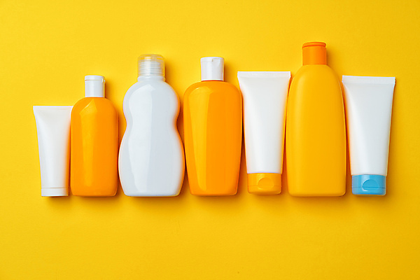 포토 JPG 해외이미지 스튜디오촬영 사람없음 노란색 주황색 화장용품 선크림 오브젝트 일렬 튜브용기 목업 해외포토 컬러 실내 화장품 미용용품 용기_그릇 파일형식 이미지허브