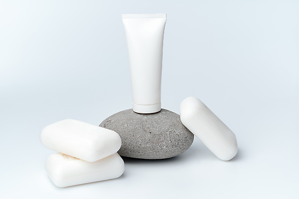 포토 JPG 해외이미지 스튜디오촬영 사람없음 화장품 회색 화장용품 조약돌 흰색 오브젝트 비누 튜브용기 목업 해외포토 컬러 실내 위생용품 뷰티 돌_바위 미용용품 용기_그릇 파일형식 이미지허브