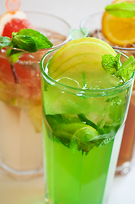 포토 JPG 해외이미지 오렌지 잔 실내 사람없음 아웃포커스 얼음 다양 민트 자몽 흰배경 라임 아이스티 이쑤시개장식 해외포토 자연요소 식기 음료 다수 백그라운드 과일 촬영기법 내부 장식 흰색 허브 이쑤시개 파일형식 이미지허브
