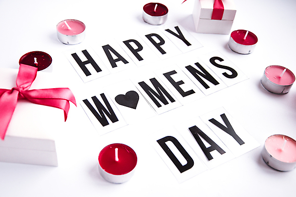 포토 JPG 해외이미지 실내 사람없음 선물상자 흰배경 향초 라이트박스 세계여성의날 해외포토 기념일 백그라운드 초 선물 내부 상자 흰색 파일형식 이미지허브