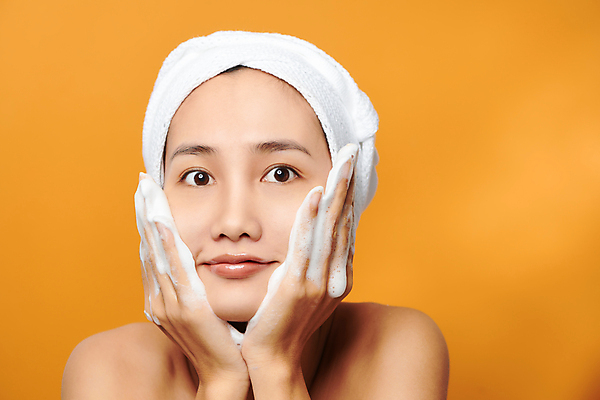 포토 JPG 해외이미지 응시 여자 실내 두건 한명 동양인 상반신 성인 앞모습 수건 뷰티 세수 감싸기 꽃받침 노란배경 클렌징폼 성인여자한명만 해외포토 1 시선 뷰포인트 백그라운드 모션 사람 인종 손짓 내부 위생용품 노란색 청결 세안용품 여자한명만 성인여자만 파일형식 이미지허브