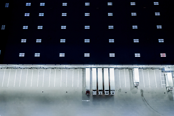 포토 JPG 해외이미지 식물 외관 산업 비즈니스 공장 교통시설 사람없음 야외 건물 파란색 빛 문 화물 흰색 만 센터 상품 배송 창고 서비스 사인 시작 대문 상업 수납 짐차 트레일러 단상 물류 로딩 분배 해외포토 건축물 컬러 교통 공업 자동차 운송업 시설 파일형식 이미지허브