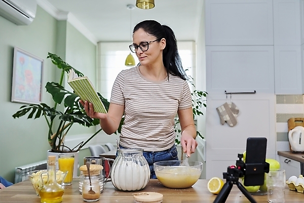 포토 JPG 해외이미지 여자 행복 음식 탁자 실내 요리 한명 들기 상반신 성인 앞모습 스마트폰 주방 촬영 준비 보여주기 동영상 애플파이 성인여자한명만 크리에이터 1인미디어 인플루언서 쿡방 해외포토 직업 1 감정 뷰포인트 가구 모션 사람 내부 핸드폰 스마트기기 파이_빵 방송 합성어 여자한명만 성인여자만 파일형식 유명인 이미지허브