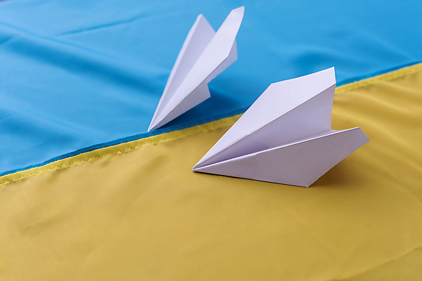 포토 JPG 해외이미지 종이 실내 사람없음 두개 종이비행기 파란배경 노란배경 우크라이나 우크라이나국기 해외포토 유럽 백그라운드 2 내부 파란색 노란색 국기 종이접기 파일형식 이미지허브