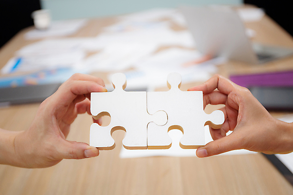 포토 JPG 해외이미지 직업 여자 남자 조각 컨셉 비즈니스 통신 성공 협력 설계 아이디어 함께함 실내 관리 사람 사람없음 친구 화목 우정 잡기 업무 퍼즐 그룹 선택 계획 연결 결합 심볼 동료 오브젝트 긍정 나눔 해결 마케팅 지원 콜라보레이션 해외포토 관계 모션 내부 작업 파일형식 이미지허브