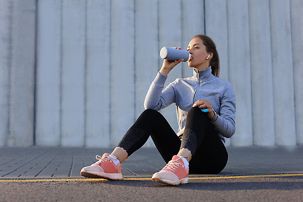 포토 JPG 해외이미지 전신 백인 라이프스타일 여자 행복 음료 한명 앉기 성인 야외 운동복 달리기 조깅 마시기 상쾌 마라톤 달리기선수 성인여자한명만 해외포토 서양인 1 옷 감정 모션 사람 경기 생활 운동 육상스포츠 육상선수 여자한명만 성인여자만 파일형식 이미지허브