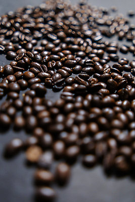 포토 JPG 해외이미지 전통 커피 음료 음식 백그라운드 재료 검은배경 아침 콩 사람없음 갈색 쌓기 검은색 어둠 카페 에너지 원두 수확 시골 신선 그룹 낟알 굽기 질감 향기 아로마 향 에스프레소 내추럴 고립 카페인 많음 해외포토 주간 컬러 컨셉 농업 모션 곡류 상점 구이 냄새 파일형식 이미지허브