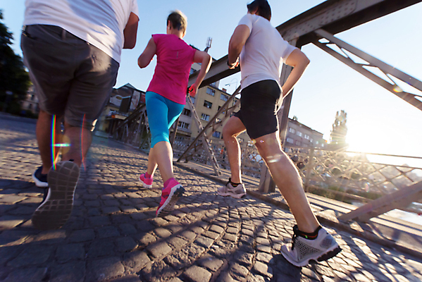 포토 JPG 해외이미지 전신 서양인 라이프스타일 커플 여자 남자 행복 아침 함께함 성인 야외 세명 달리기 조깅 하반신 마라톤 달리기선수 성인만 해외포토 주간 외국인 감정 컨셉 관계 모션 사람 경기 생활 운동 육상스포츠 육상선수 파일형식 이미지허브