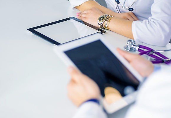 포토 JPG 해외이미지 손 여자 의학 청진기 실내 한명 들기 성인 신체부위 태블릿 의사 소프트포커스 책상 확인 성인여자한명만 해외포토 1 가구 의료기기 모션 촬영기법 사람 내부 전자제품 스마트기기 의료진 여자한명만 성인여자만 파일형식 이미지허브