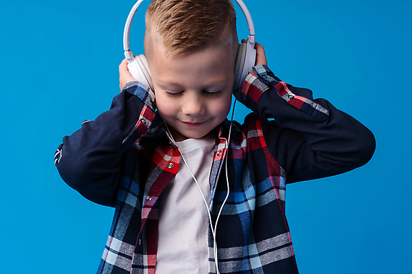 포토 JPG 해외이미지 백인 남자 행복 어린이 실내 한명 웃음 소년 상반신 앞모습 눈감음 헤드셋 음악감상 즐거움 파란배경 소년한명만 해외포토 서양인 1 감정 뷰포인트 음향기기 백그라운드 모션 표정 사람 내부 파란색 헤드폰 감상 남자한명만 소년만 파일형식 이미지허브