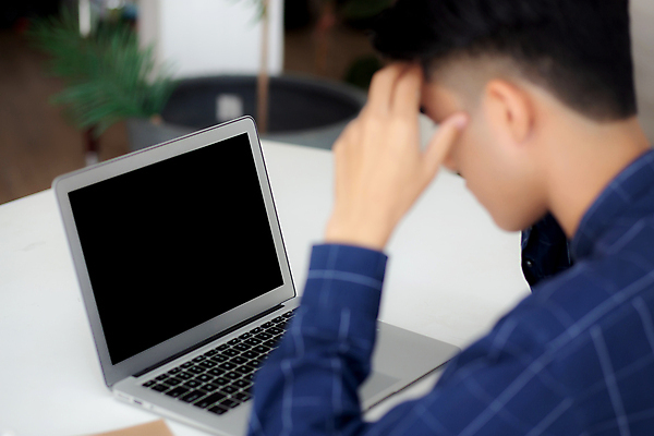포토 JPG 해외이미지 남자 감정 아시아 인터넷 비즈니스 탁자 노동자 스트레스 실내 건강 피곤 한명 사람 동양인 노트북 컴퓨터 사무실 스크린 공책 공백 방 고통 슬픔 표현 작업 비즈니스맨 네트워크 실패 좌절 책상 고민 두통 업무과다 문제 온라인 마감 트러블 프리랜서 해외포토 직업 1 나라 가구 컨셉 문구용품 인종 내부 전자제품 업무 직장인 질병 파일형식 이미지허브