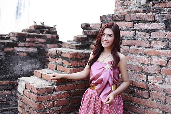 포토 JPG 해외이미지 전통 드레스 여자 행복 아시아 문화 벽 포즈 백그라운드 태국 벽돌 미술 한명 미소 사람 동양인 인종 성인 뷰티 유행 댄서 수확 사찰 역사 황금 우아함 방콕 구식 옛날 스타일 존경 해외포토 직업 1 옷 감정 나라 컨셉 농업 종교건축 문화예술 표정 파일형식 이미지허브