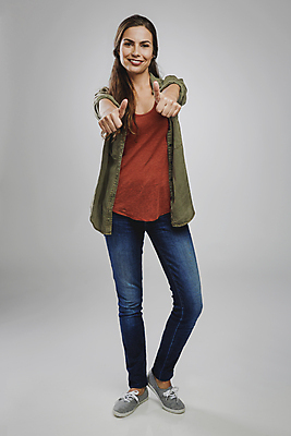 포토 JPG 해외이미지 1 여자 행복 감정 얼굴 백그라운드 성공 갈색머리 한명 미소 웃음 사람 기쁨 엄지손가락 표현 자신감 긍정 히스패닉 고립 동의 스타일 카피스페이스 해외포토 헤어스타일 컨셉 손가락 표정 신체부위 공백 파일형식 이미지허브