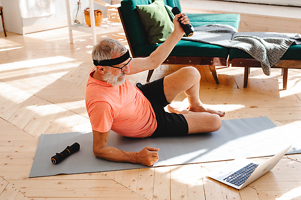 포토 JPG 해외이미지 전신 라이프스타일 응시 노년 남자 스포츠 실내 한명 들기 취미 옆모습 노트북 운동복 운동 건강관리 아령 매트 노인남자한명만 홈트레이닝 해외포토 1 시선 옷 뷰포인트 모션 건강 관리 사람 성인 내부 생활 전자제품 남자한명만 노인남자만 파일형식 이미지허브