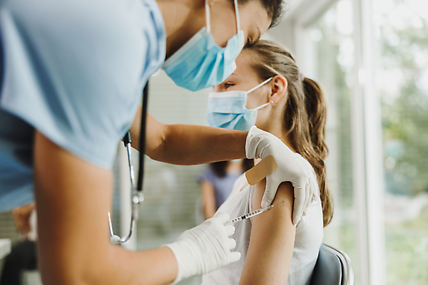 포토 JPG 해외이미지 여자 어린이 의학 실내 주사기 마스크 들기 상반신 성인 두명 옆모습 아웃포커스 간호사 의료진 잡기 백신 예방접종 여자만 백신접종 해외포토 직업 뷰포인트 의료기기 모션 촬영기법 사람 내부 접종 파일형식 이미지허브