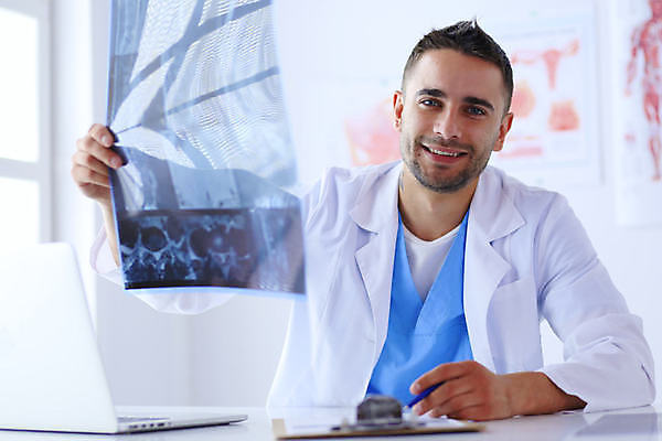 포토 JPG 해외이미지 응시 남자 의학 엑스레이 실내 병원 한명 웃음 들기 상반신 성인 앞모습 노트북 의사 성인남자한명만 해외포토 1 시선 뷰포인트 모션 표정 사람 내부 전자제품 의료진 남자한명만 성인남자만 파일형식 이미지허브