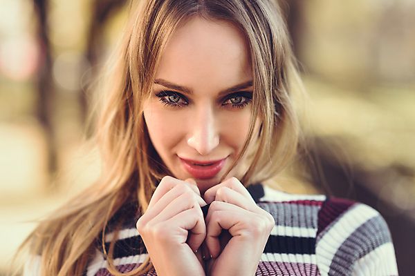 포토 JPG 해외이미지 백인 모델 라이프스타일 헤어스타일 공원 여자 포즈 백그라운드 거리 한명 사람 20대 성인 야외 파란색 금발 뷰티 유행 줄무늬 흰색 도시 화려 우아함 스웨터 스타일 해외포토 서양인 1 공공시설 컬러 컨셉 상의 무늬 청년 생활 파일형식 이미지허브