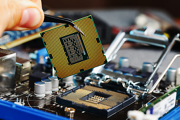 포토 JPG 해외이미지 손 과학 미래 들기 신체부위 디지털 장비 과학기술 전자 공학 마더보드 메인보드 전자부품 하드웨어 해외포토 교육 컨셉 모션 기술 사람 컴퓨터 부속품 파일형식 이미지허브