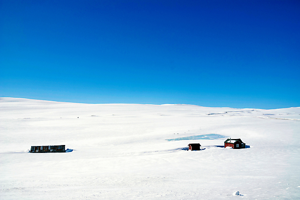포토 JPG 해외이미지 자연 하늘 산 주택 노르웨이 풍경 사람없음 건물 목재 빨간색 파란색 추위 오픈 헛간 스칸디나비아 해외포토 나무 건축물 유럽 컬러 재료 생태계 저장고 파일형식 이미지허브