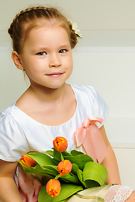 포토 JPG 해외이미지 백인 드레스 계절 여자 꽃 딸 행복 어린이 분홍색 꽃다발 백그라운드 자연 휴가 선물 한명 미소 사람 빨간색 초록색 여름 금발 뷰티 봄 튤립 벚꽃 흰색 축하 표현 신선 잡기 생일 달콤 작음 다발 순수 주기 고립 해외포토 서양인 식물 1 헤어스타일 옷 기념일 감정 컬러 컨셉 가족 모션 표정 맛 크기 생태계 파일형식 이미지허브