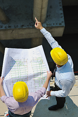 포토 JPG 해외이미지 전신 남자 건축 건설업 들기 성인 두명 뒷모습 건설현장 설계도 가리킴 비즈니스맨 엔지니어 안전모 건축가 성인남자만 해외포토 직업 산업 뷰포인트 비즈니스 모션 사람 손짓 직장인 기술자 헬멧 안전장비 남자만 성인만 파일형식 이미지허브