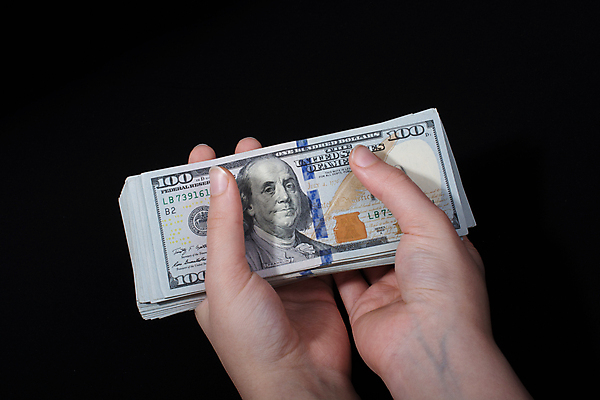 포토 JPG 해외이미지 손 지폐 들기 신체부위 달러 돈다발 해외포토 돈 모션 사람 파일형식 이미지허브