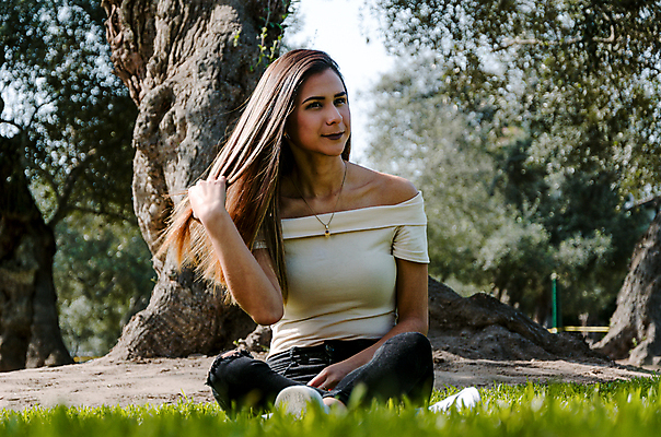 포토 JPG 해외이미지 나무 백인 학생 손 응시 공원 여자 행복 유럽 백그라운드 자연 갈색머리 한명 미소 사람 성인 야외 10대 초록색 여름 뷰티 숫자 유행 정원 터치 수확 가을 흰색 청바지 신선 화려 숲 순수 내추럴 고립 페루 스타일 해외포토 서양인 식물 문자 1 헤어스타일 시선 계절 공공시설 감정 나라 컬러 컨셉 농업 바지 청소년 표정 신체부위 남아메리카 생태계 파일형식 이미지허브