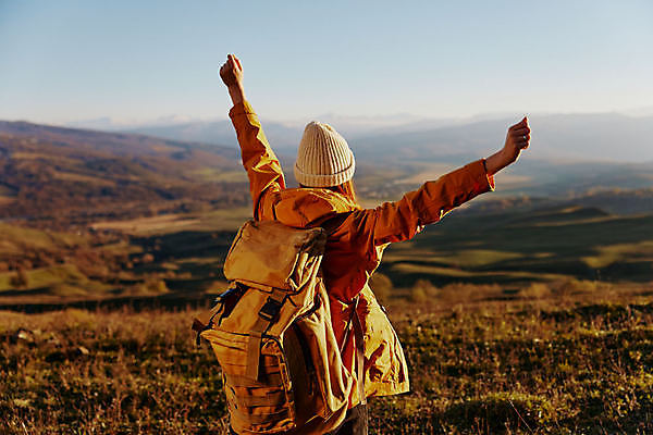 포토 JPG 해외이미지 주간 여자 여유 여행 배낭 하늘 휴식 산 한명 상반신 성인 야외 뒷모습 만세 배낭여행 산정상 혼자 성인여자한명만 혼행 혼여족 해외포토 자연요소 1 라이프스타일 감정 뷰포인트 컨셉 가방 모션 사람 정상 신조어 약어 여자한명만 성인여자만 파일형식 이미지허브