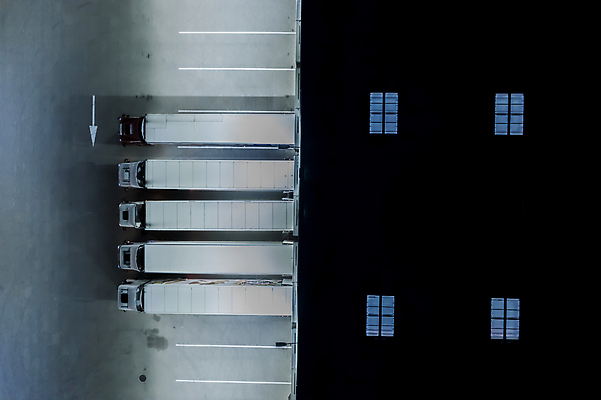 포토 JPG 해외이미지 산업 비즈니스 공장 교통시설 자동차 안테나 사람없음 건물 문 화물 센터 상품 야간 큼 창고 상업 수납 짐차 트레일러 물류 드론 분배 수입 해외포토 자연요소 건축물 육상교통 교통 통신 공업 운송업 크기 시설 파일형식 이미지허브