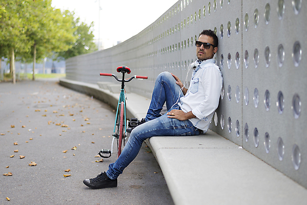 포토 JPG 해외이미지 라이프스타일 남자 행복 음악 벽 이어폰 여행 모바일 거리 한명 사람 앉기 소년 야외 스마트폰 선글라스 자전거 듣기 수확 청바지 도시 바퀴 승차 시원함 라디오 복고 순환 전자 고정 사이클링 바이킹 스타일 해외포토 1 감정 안경 어린이 음향기기 농업 바지 모션 문화예술 생활 전자제품 핸드폰 스마트기기 바이크 육상스포츠 파일형식 이미지허브