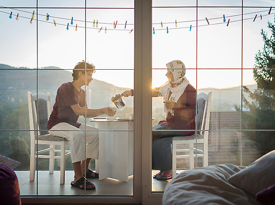 포토 JPG 해외이미지 라이프스타일 여자 행복 아들 커피 음료 어린이 창문 학교 가족 유리 엄마 휴식 주택 함께함 대화 사랑 앉기 소년 성인 두명 10대 부모 문 일몰 발코니 이슬람교 내추럴 뒤뜰 아랍어 입양 진짜 튀르키예 해외포토 교육 남자 감정 아시아 종교 컨셉 관계 모션 청소년 재질 말하기 사람 건물 생활 노을 파일형식 이미지허브
