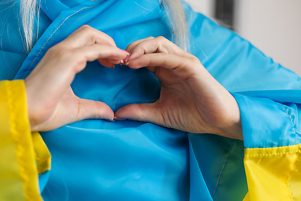 포토 JPG 해외이미지 서양인 여자 어린이 하늘색 사랑 한명 앞모습 노란색 평화 자유 하트 애국심 손하트 우크라이나 우크라이나국기 소녀한명만 해외포토 모양 외국인 1 감정 유럽 뷰포인트 컬러 컨셉 사람 손짓 파란색 국기 여자한명만 소녀만 파일형식 이미지허브