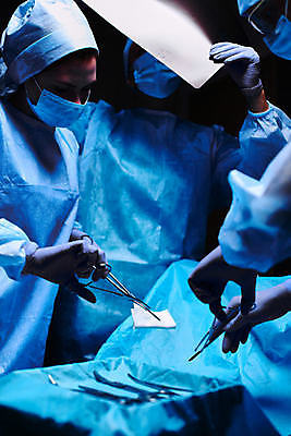 포토 JPG 해외이미지 직업 학생 유니폼 건강 병원 가면 사람 내부 치료 세명 약 방 고통 장비 환자 간호사 의사 코트 흰색 기구 램프 긴급 업무 도움 그룹 수술 질병 외과 돌봄 살균 해외포토 옷 감정 컬러 컨셉 의학 모션 조명 외투 의료진 작업 파일형식 이미지허브