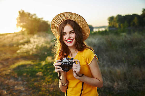 포토 JPG 해외이미지 주간 백인 라이프스타일 응시 여자 한명 미소 들기 상반신 성인 취미 야외 앞모습 카메라 사진촬영 사진사 성인여자한명만 해외포토 자연요소 서양인 1 시선 뷰포인트 모션 표정 사람 생활 전자제품 촬영 작가 여자한명만 성인여자만 파일형식 이미지허브